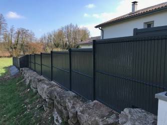 Enrochement sous clôture en panneau rigide