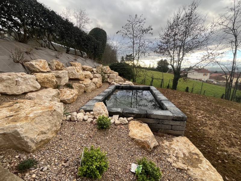 Création d'un bassin avec rocaille, enrochement et plantation a Villefranche sur Saône