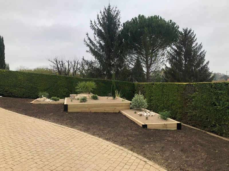 Aménagement d'un jardin avec des plantations dans des bacs en bois sur mesure à Villefranche sur Saône
