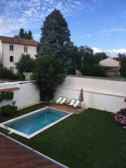 Aménagement autour d'une piscine gazon en plaque Villefranche sur Saone