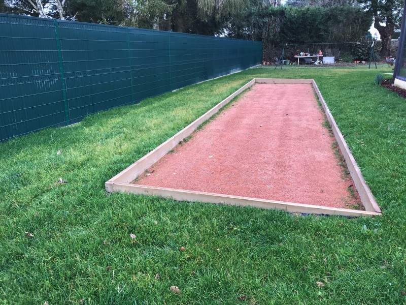 Terrain de pétanque classic en gravier et poutres