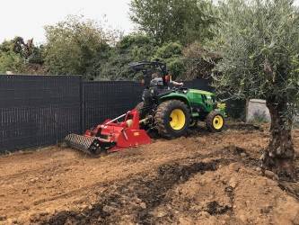 Clôture en panneaux et finition gazon