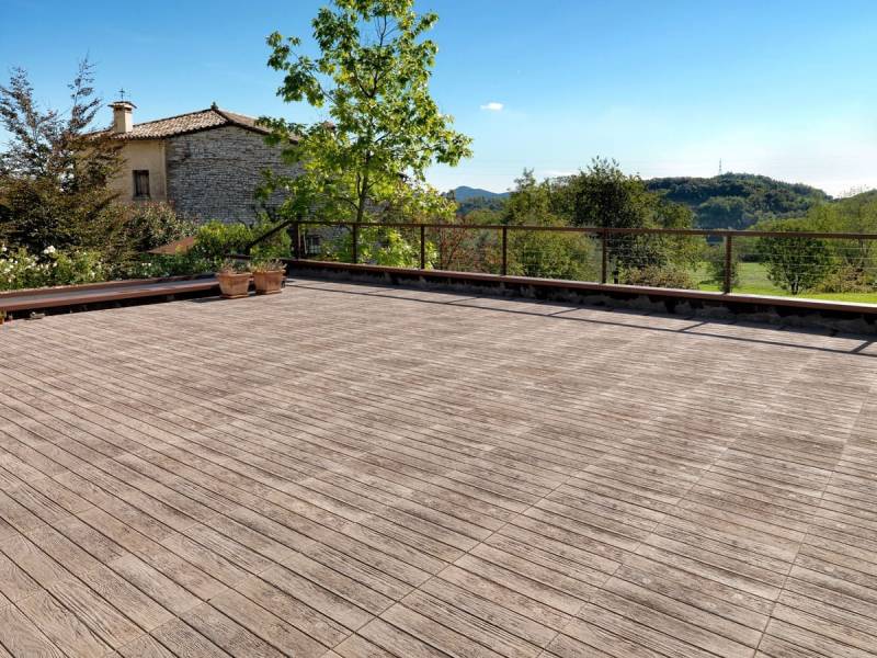 Paysagiste pour une création terrasse bois de 200m2 à Villefranche sur Saône