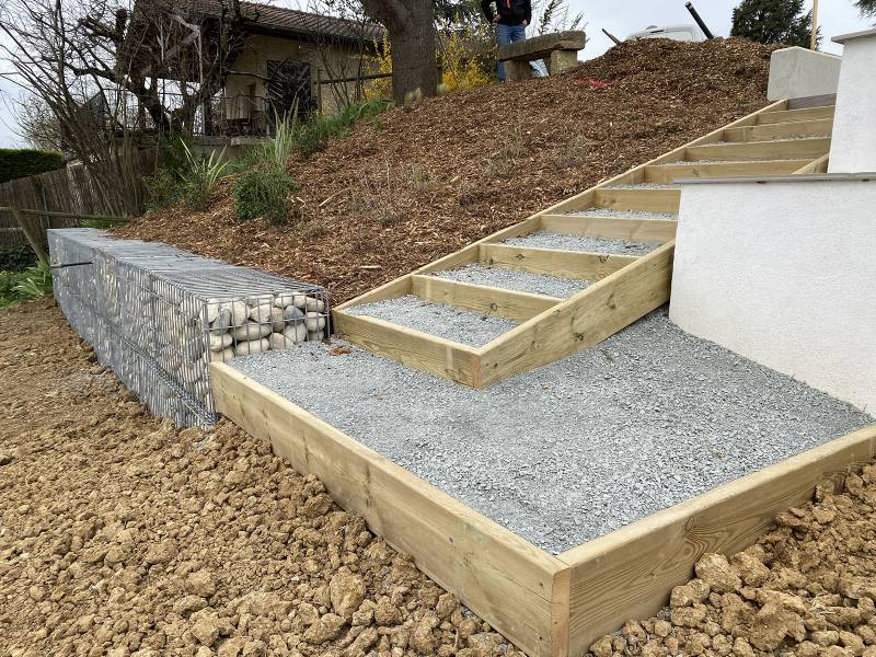 Création d'un escalier de jardin avec gabion à Taponas