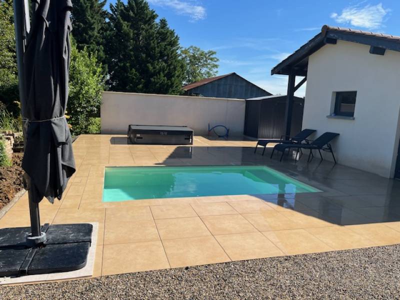 Terrasse en dalle grès cérame extérieur à Neuville sur Saône