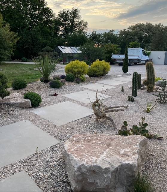 Pose de pas japonais en grès céramique et plantations méditerranéennes à Villefranche sur Saône