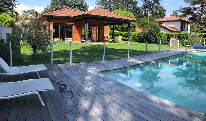 Création et pose d'une plage de piscine en bois exotique à Villefranche sur Saône